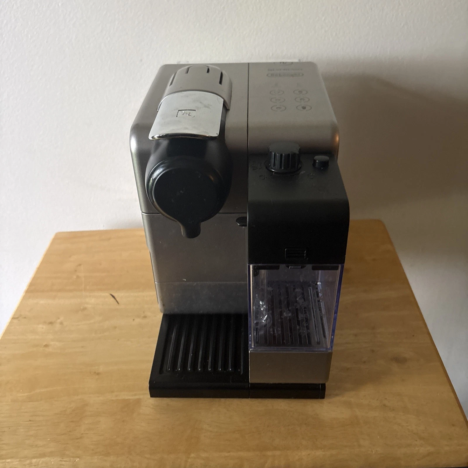 Nespresso Lattissima Plus EN560B DeLonghi Espresso Machine Milk Frother