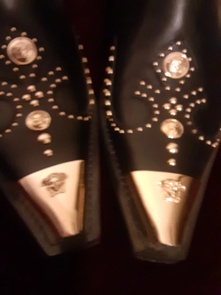 Sapatos de cowboy Versace feminino couro preto cravejado de metal Eur 38 EUA 8 - Imagem 3 de 4