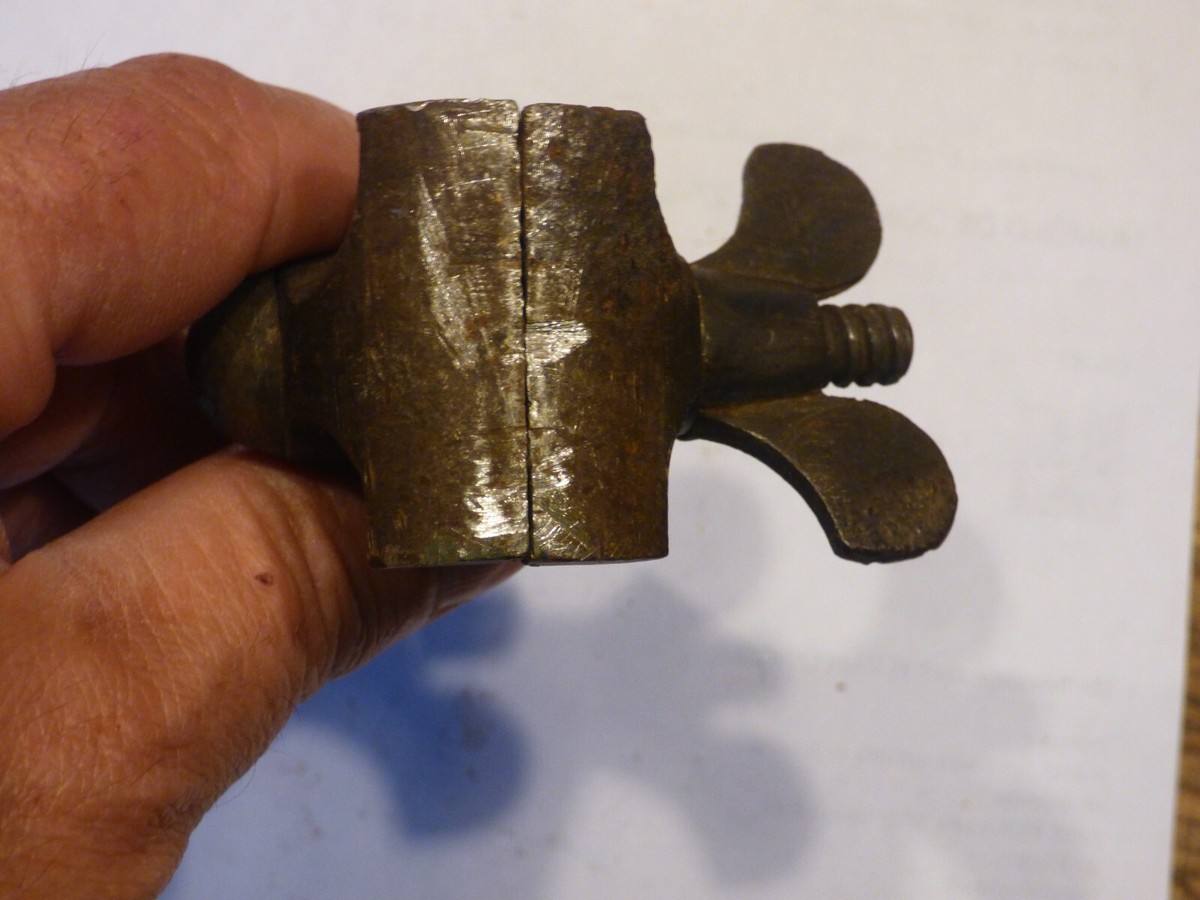 Outil ancien Etau à mains, Armurier , serrurier ,Bourrelier 13 cm, (0,350 kg