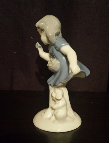 Figura antigua alemana de porcelana Gerold porcelana niña de Baviera con su cachorro. - Imagen 2 de 6