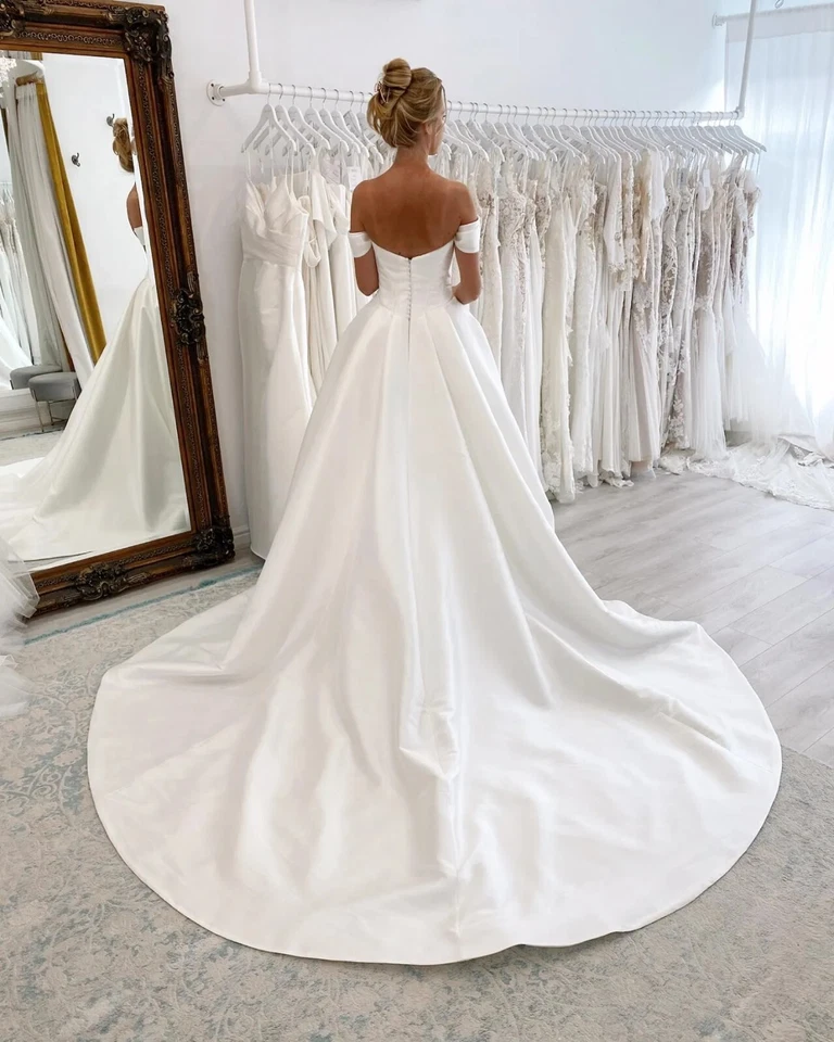 Elegantes vestidos de novia de satén fuera del hombro botón trasero barrido tren vestidos de novia Foto 3 de 4