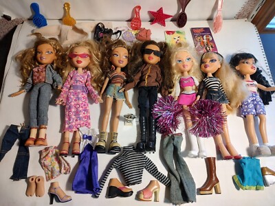Lot of Seven Complete Bratz Dolls. 2001. 25+ Pieces Of Clothing And Accessories 