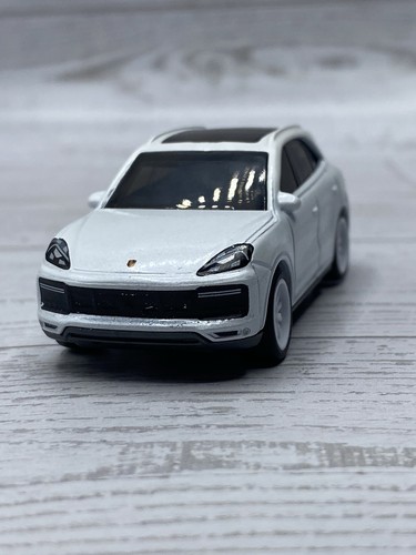 Custom Wheel Swapped Matchbox Porsche Cayenne Turbo 1/64 Diorama Box Ships - Picture 11 of 22