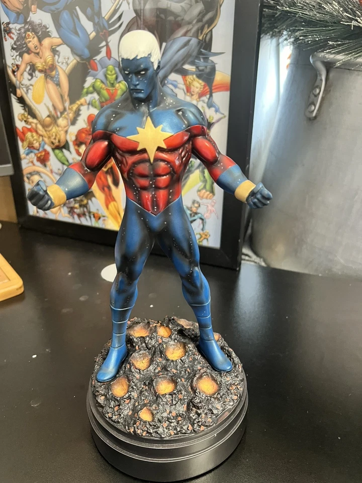 Estatua del Capitán Marvel (Moderno) Bowen Designs # 459/500 Foto 2 de 3