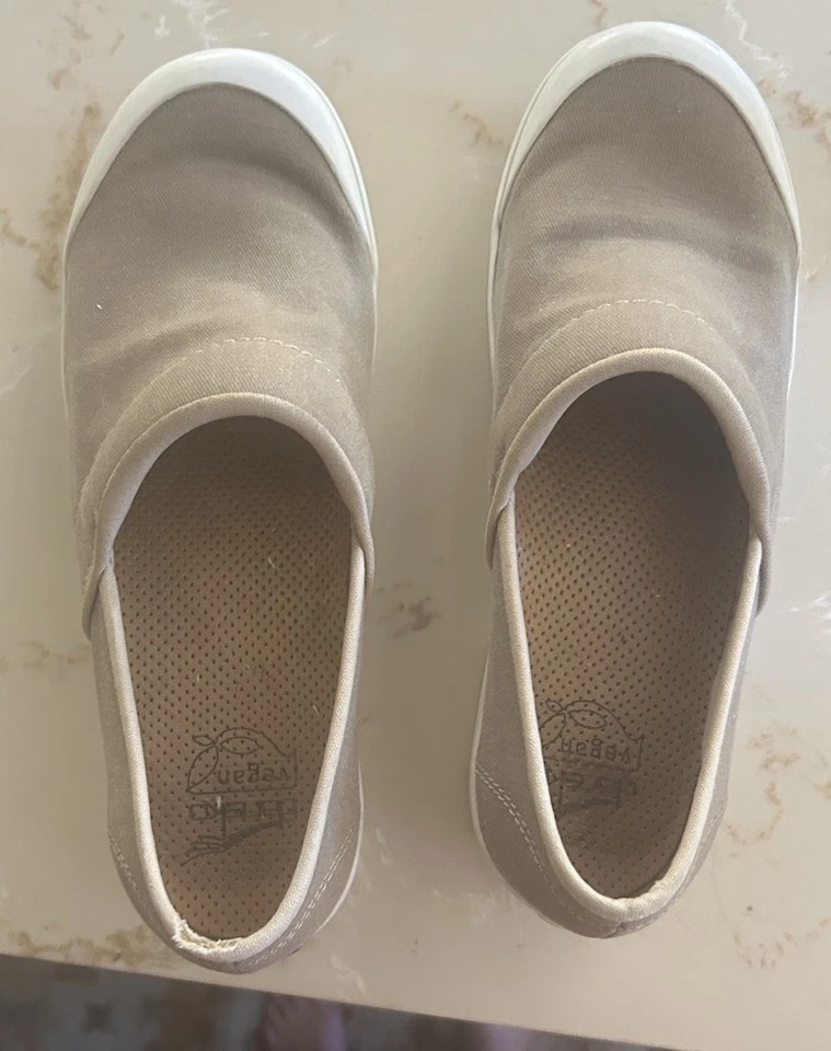 Zuecos Dansko Beige Lona Tacón Cerrado Talla 8 EU 39 Puntera de Goma, Academia, Enfermería Foto 2 de 4