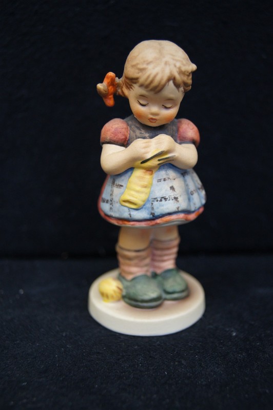 HUMMEL Goebel Porcelain Figurine #255 4/0 A Stitch In Time 3" TMK-7