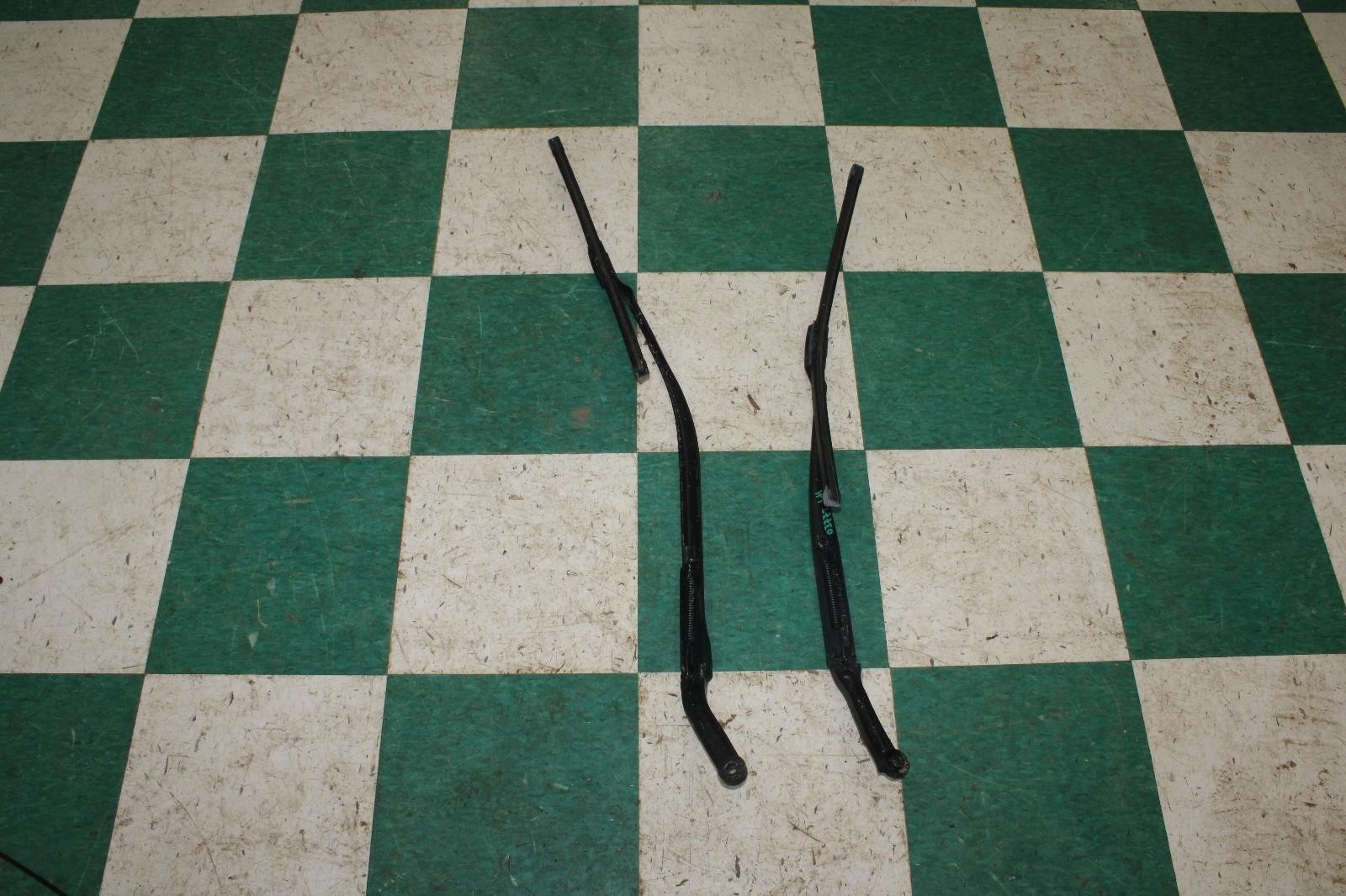 Maserati Ghibli 2014-2019 Front Right Windshield wiper assemblies Pair