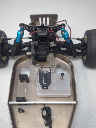 Camión de estadio vintage Traxxas 1/10 2x2 Gen 1 Nitro Hawk Pro para piezas - Imagen 12 de 19