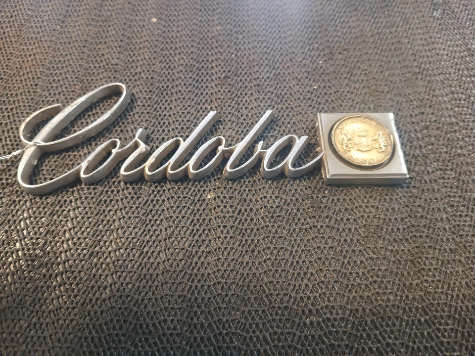 Chrysler Córdoba 1975-1979 insignia emblema de escritura vintage OEM Foto 2 de 3
