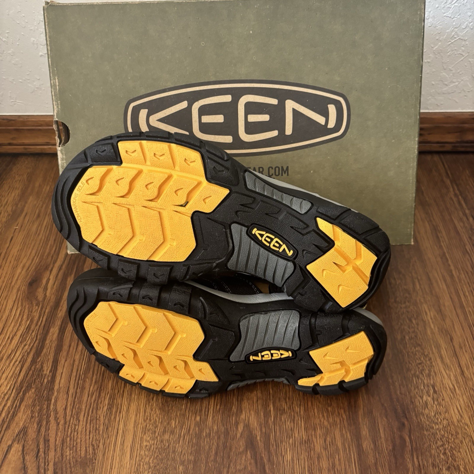 Sandali da trekking impermeabili New Keen da uomo taglia 9 5 Newport H2 neri 1001907 nuovi con scatola