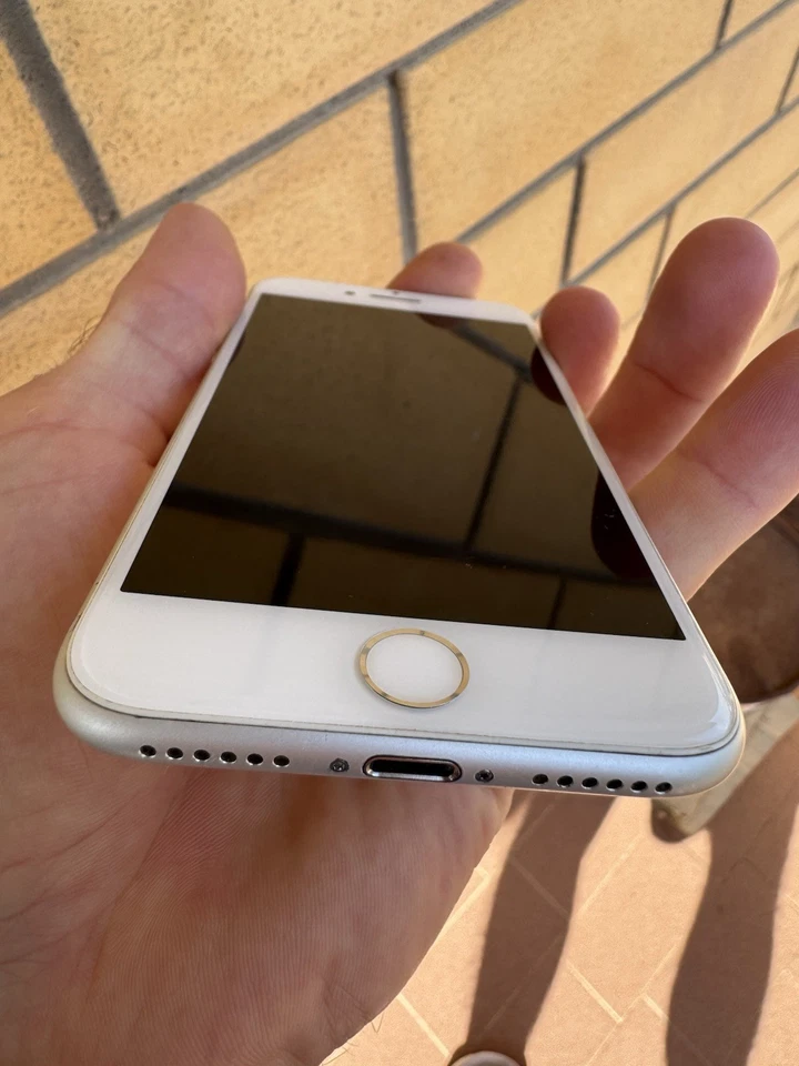 Apple iPhone 8 - 64GB - Argento - Immagine 3 di 4