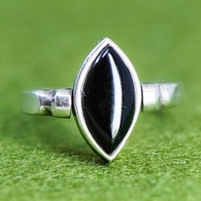 Size 8, vintage 925 sterling silver spinner ring, band with black onyx