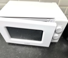 Comfee 700W 20L White Microwave Oven with Manual Dial Control CM-M202CC
