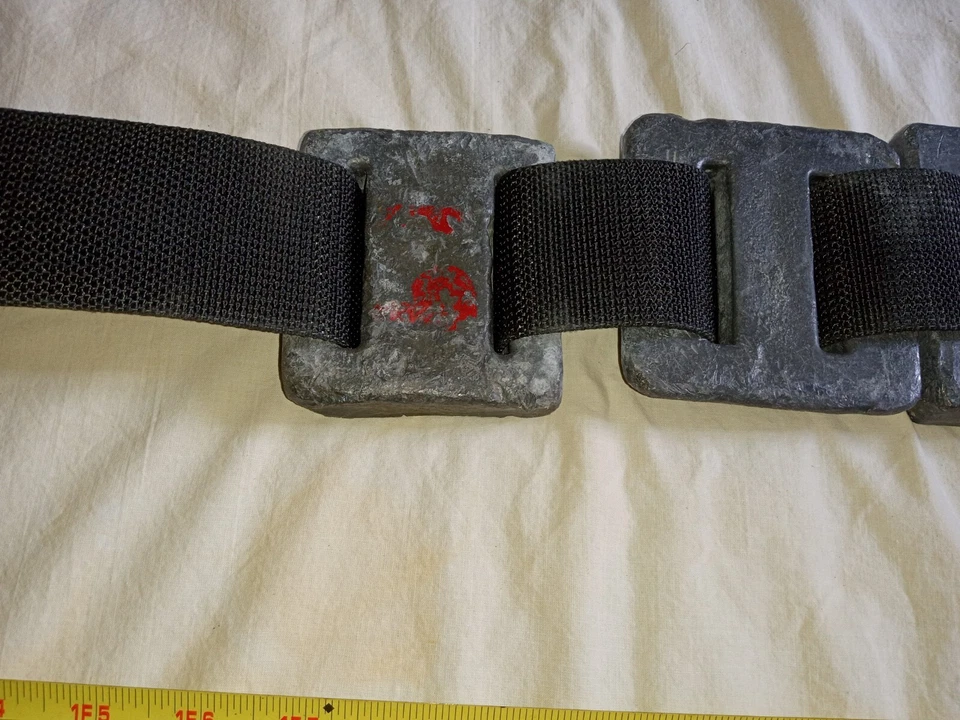 4 pesos de plomo de buceo de 12 libras con cinturón. dos pesos son UWS, dos sin marca Foto 3 de 4