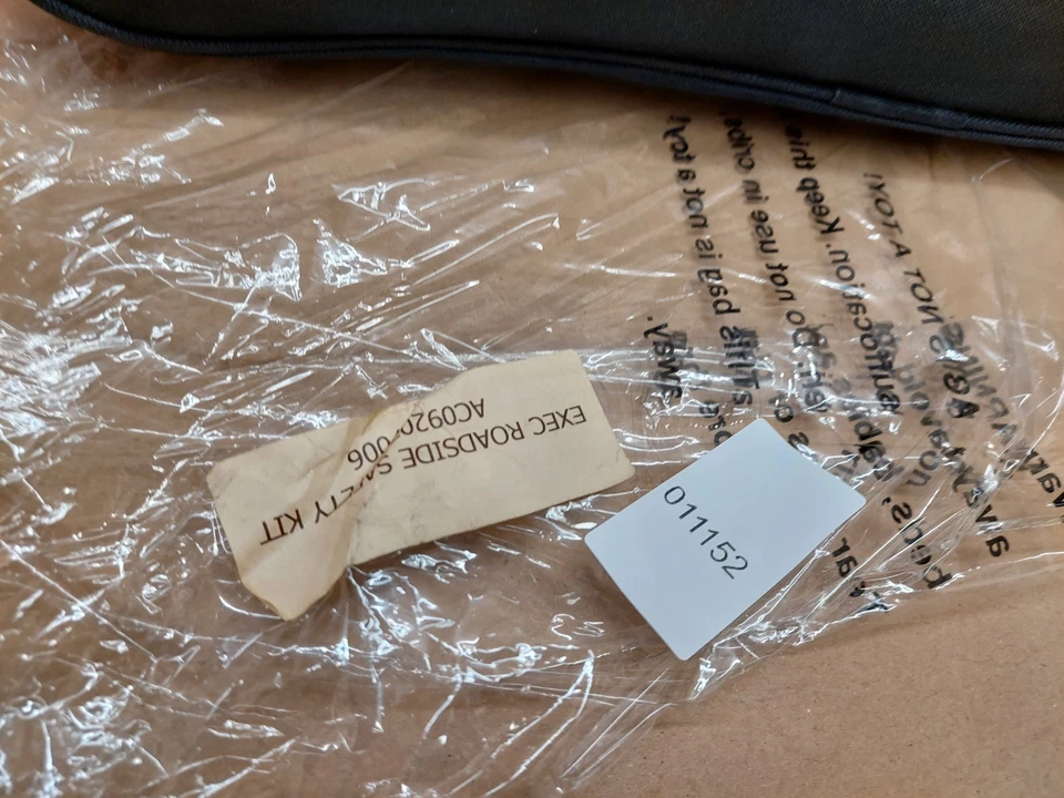 Kia Sportage Executive Road Safety Kit 2011-on AC09207006 Genuine NEW — 第 3/4 张图片