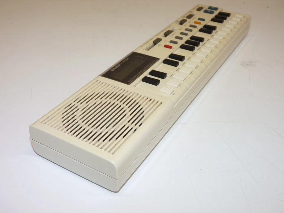 Casio VL-Tone (VL-1)  monophonic, digital synthesizer / calculator with manual - Image 4 of 4