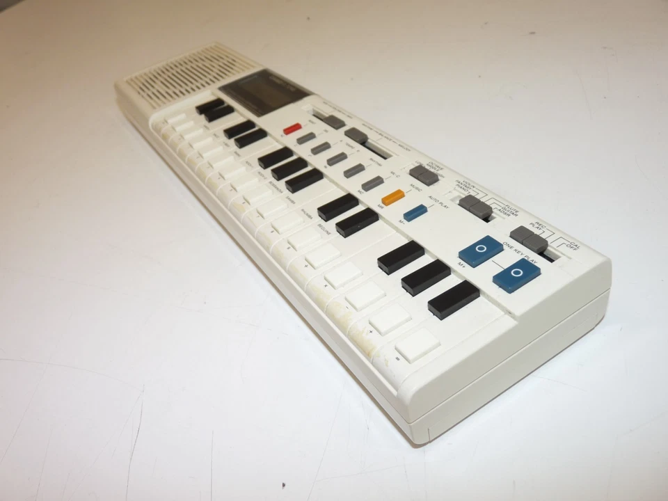 Casio VL-Tone (VL-1)  monophonic, digital synthesizer / calculator with manual - Image 3 of 4