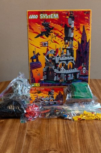 Lego 6097 Night Lord's Castle - 98% Complete - All Minifigs w/ Box & Instruction