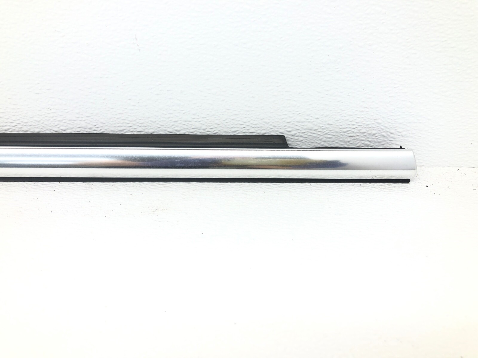 2014-2020 MASERATI QUATTROPORTE RIGHT PASS FRONT DOOR WINDOW BELT MOLDING OEM.