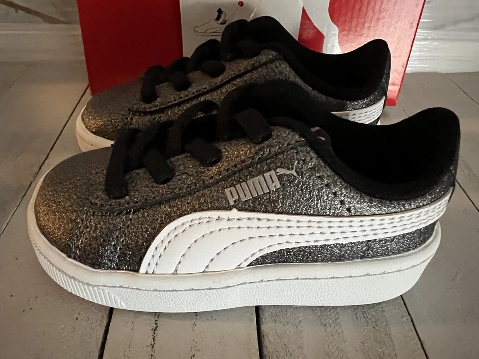 Zapatos pequeños Puma Vikky V2 Glitz 2 AC plateados blancos Puma negros talla 5C EE. UU. Foto 2 de 4