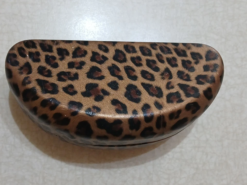 Estuche para gafas Guess con cubierta de leopardo Foto 3 de 3