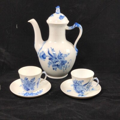 Nice ROYAL COPENHAGEN  Coffee Pot & Cups / Saucers Set Blue Flowers Curved