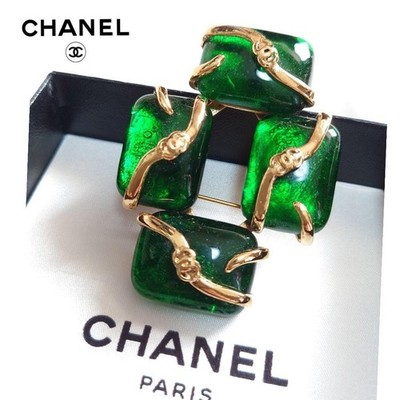Vintage CHANEL  94P Coco Mark CC Green Gripoix Pin Brooch Gold tone in Rare