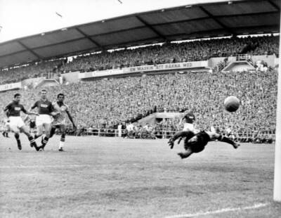 Brazilian striker Vava kicks past two Soviet opponents scores - 1958 Old Photo