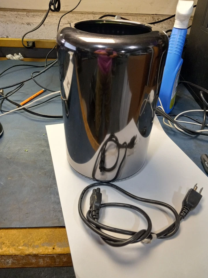 Apple Mac Pro A1481 Xeon E5 6-Core 3.5GHz 16GB 512GB SSD Dual AMD D500 3GB - Image 2 of 4