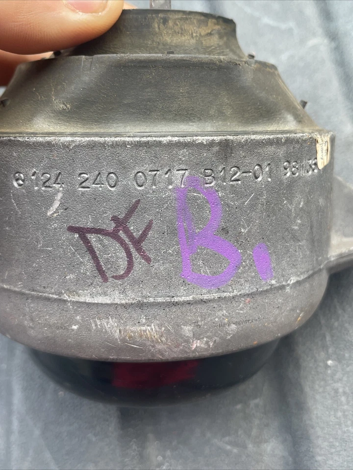 NEW GENUINE MERCEDES BENZ ENGINE MOUNTING W124 1242400717 - Image 4 of 4
