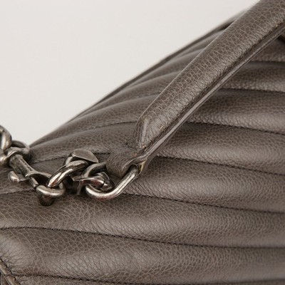 バッグ Yves Saint Laurent Leather Shoulder Bag Le 5 à 7 patent leather shoulder bag in black - Saint