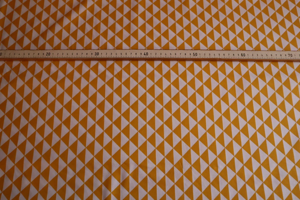 BW-Druck, Dreiecke, gelb - weiß, Br: ca. 156 cm, Mat: 100 BW --- 2. Wahl 0,50 m - Bild 4 von 4