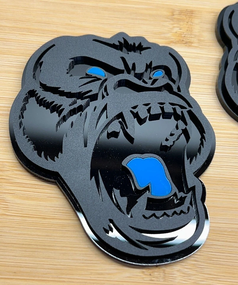 Insignia emblema coche camión ojo azul L Angry Gorilla negro mate paquete personalizado de 2 Foto 2 de 4