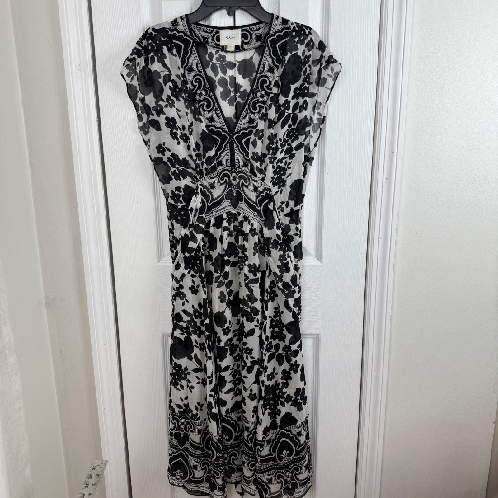 ECI New York Black White Floral Beaded V-Neck Midi Dress Size 6 Cap Sleeve