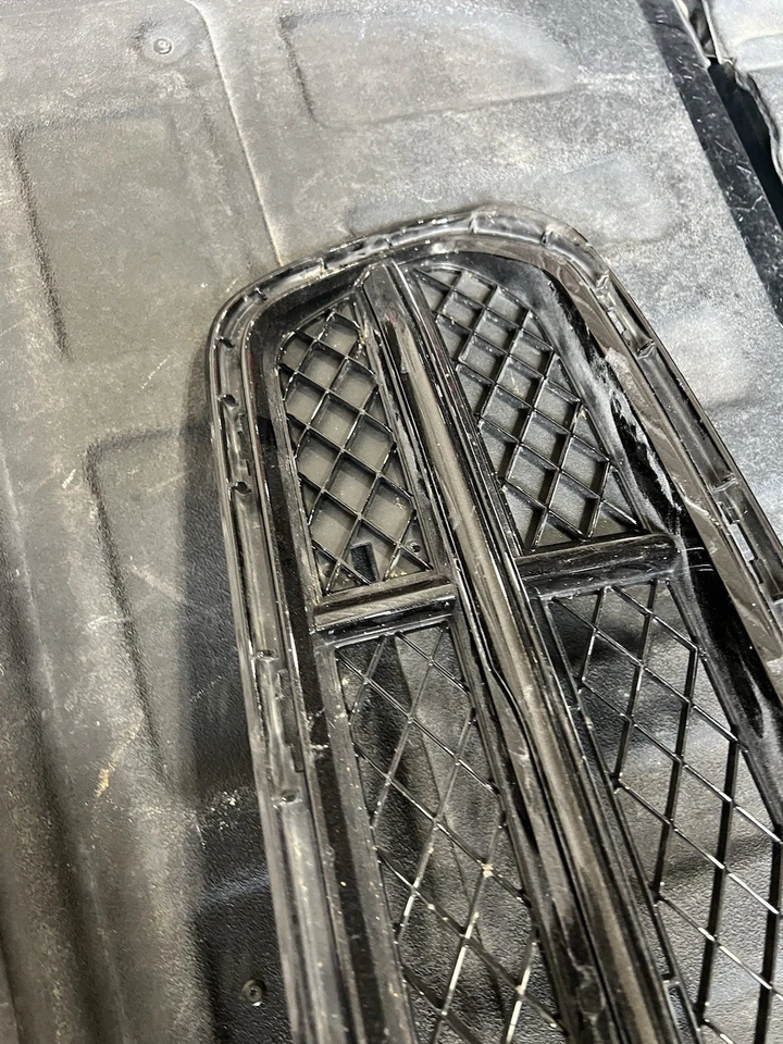 Chevrolet Corvette 2016-2019 flash de carbono parrilla inferior delantera con cámaras OEM nuevo Foto 2 de 3