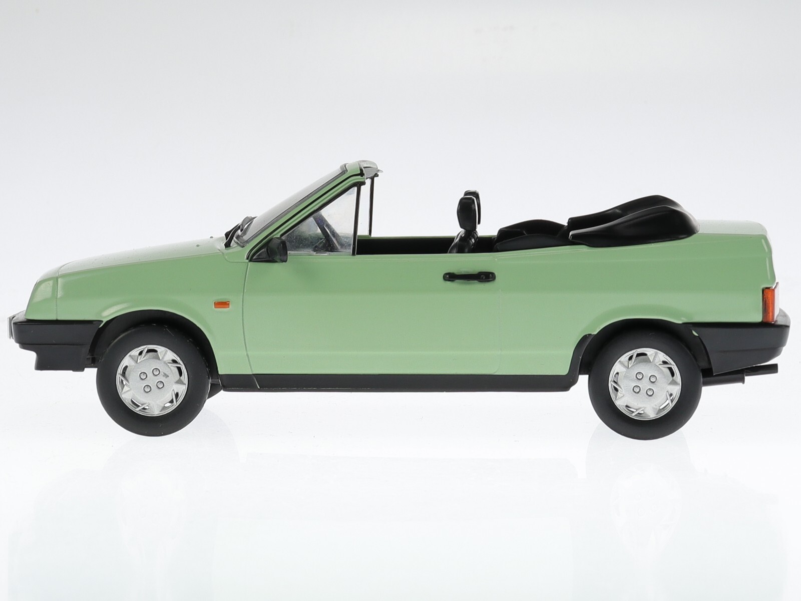 Triple 9 1:18 LADA 2108 SAMARA 1986 Limited Edition Simulation