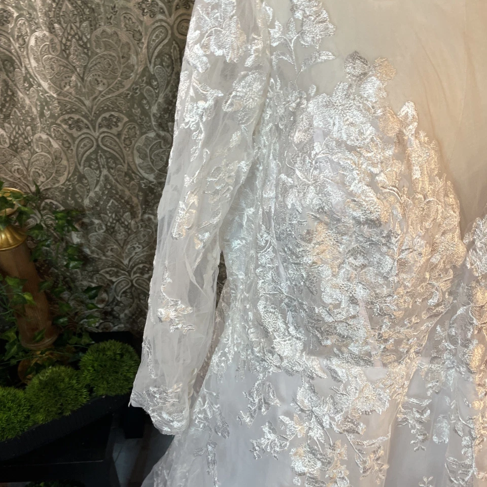 White maxi lace dress with a touch of elegance  Size 24 bridal Dress #Bridal - Image 3 of 4