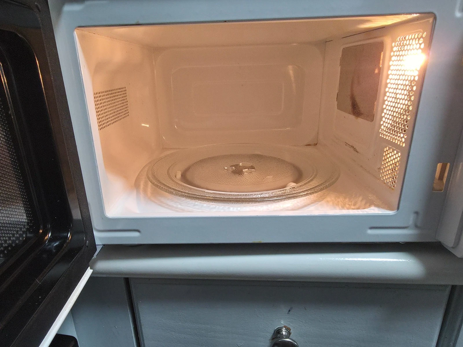 Samsung 1.6 cu ft 1000W Over-the-Range - Stainless Steel (ME16A4021AS/AA)
Opens in a new window or t