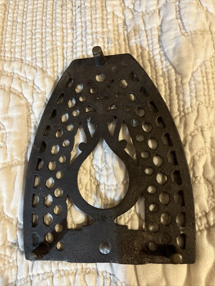 Remache de hierro fundido vintage con patas de hierro triste Foto 2 de 4