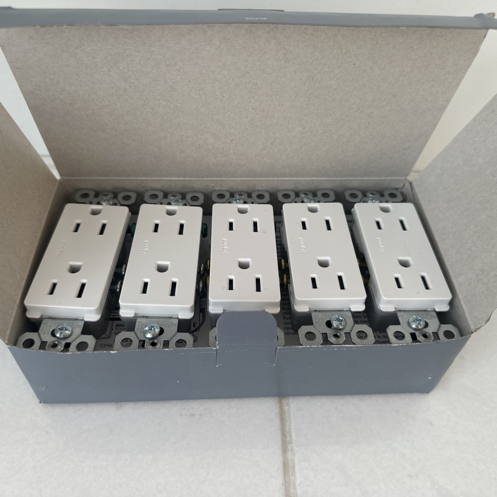 10 Pack Legrand Pass & Seymour White Outlet 885TRWCP7 15 AMP