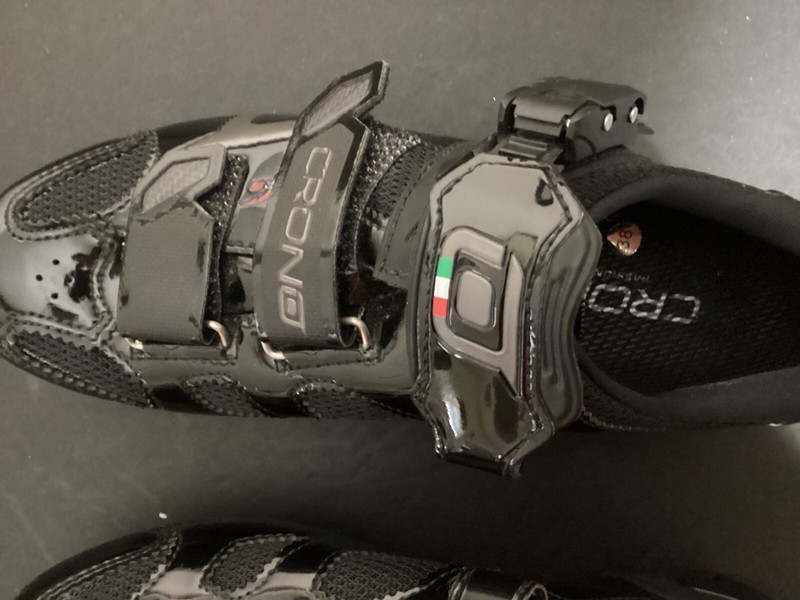 Crono cycling shoes Made in Italy I believe they are a woman’s shoe