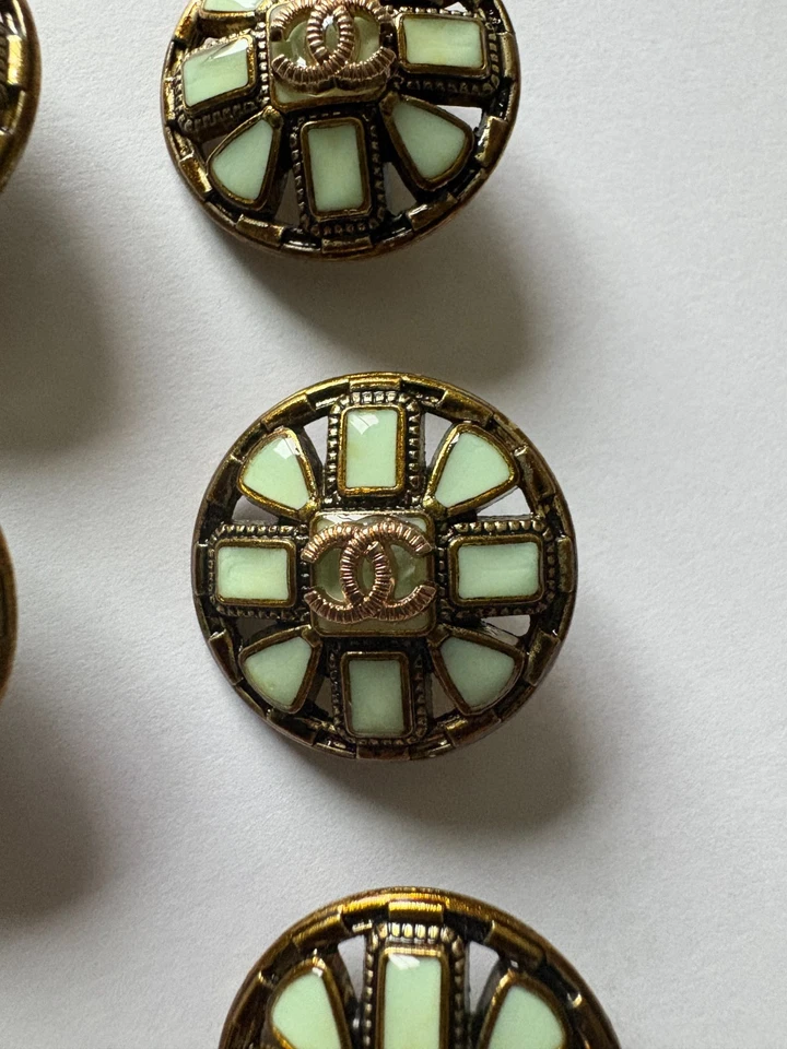 CHANEL Baroque Round Design 23 cm (23mm) XL BUTTONS Set of 6 Light Green & Brass - Image 3 of 4