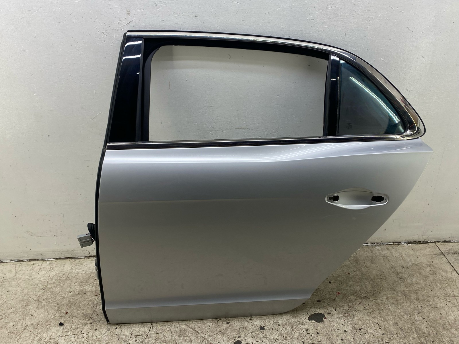 2014-2019 BENTLEY FLYING SPUR REAR LEFT DOOR SHELL SILVER FROST METALLIC(6770)