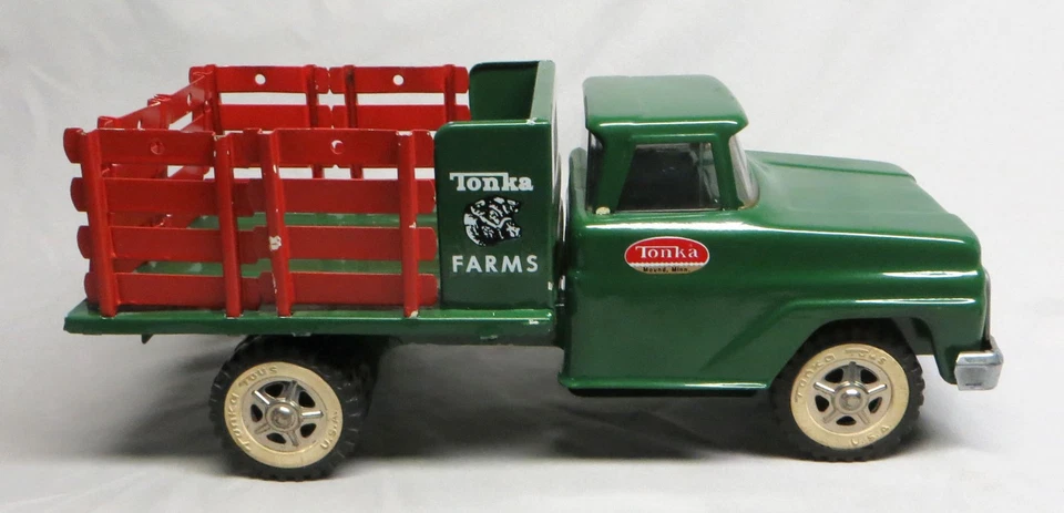 Camión con plataforma de estacas Tonka Farms - cabina y plataforma verdes, estacas rojas ¡EXCELENTE! Foto 3 de 4