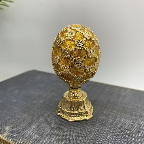 Gold Emaille Faberge-ähnlicher Sockel aufklappbares Ei Blumenstrauß innen plus Anhänger - Bild 2 von 6