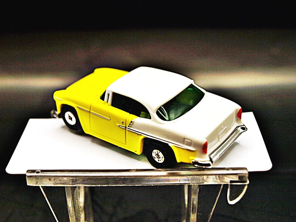 Aurora MM T-Jet Dash '55 雪佛兰黄色/白色 NOS 车身和底盘 — 第 3/3 张图片