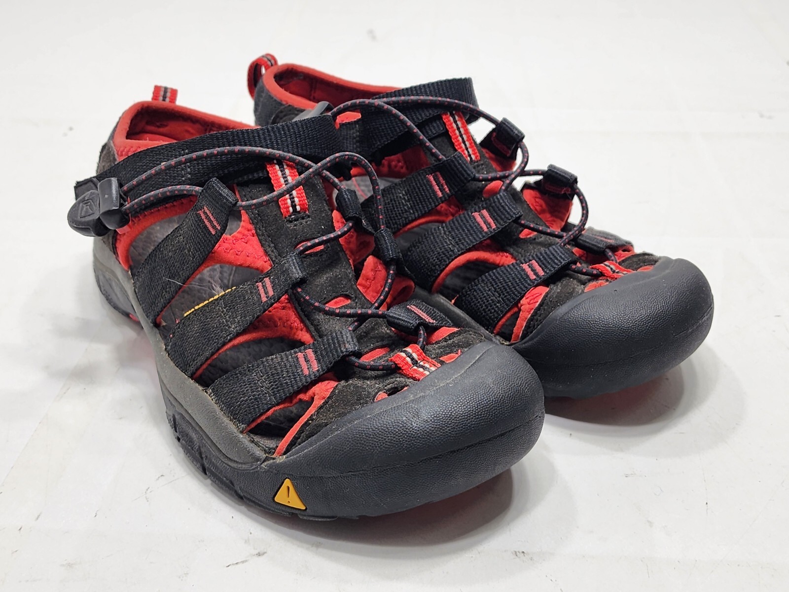 Scarpe da acqua Keen Newport Hydro da trekking all'aperto rosse nere taglia 5 da donna