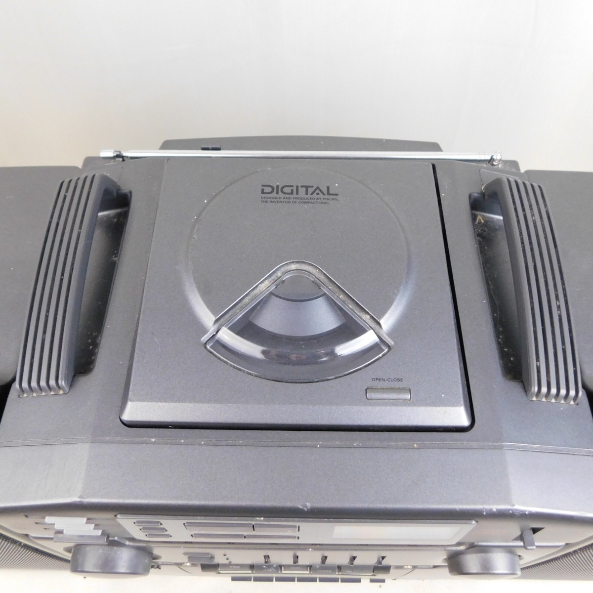 Magnavox AZ9510 Vintage 90s Turbo Bass Boom Box Stereo with Magnavox AZ9510 Vintage 90s Turbo Bass Boom Box Stereo with