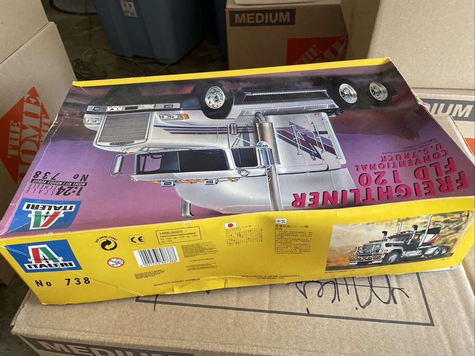 Italeri Freightliner FLD 120 Conventional US Truck 1:24 Model Kit Semi Open Box - Image 3 of 4