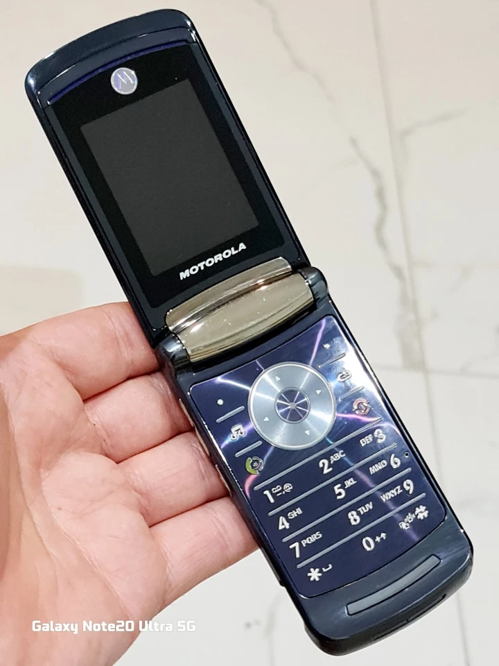 Motorola RAZR2 V8 (Unlocked) Flip Mobile Phone Excellent Condition With Charger - Image 4 of 4